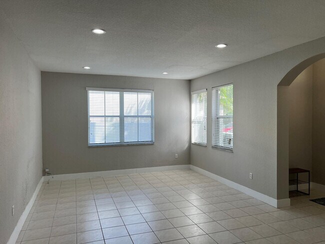 Building Photo - 4926 Ave