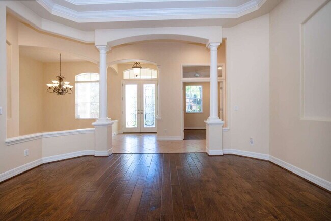 Building Photo - Rarely available executive home in The Ham...