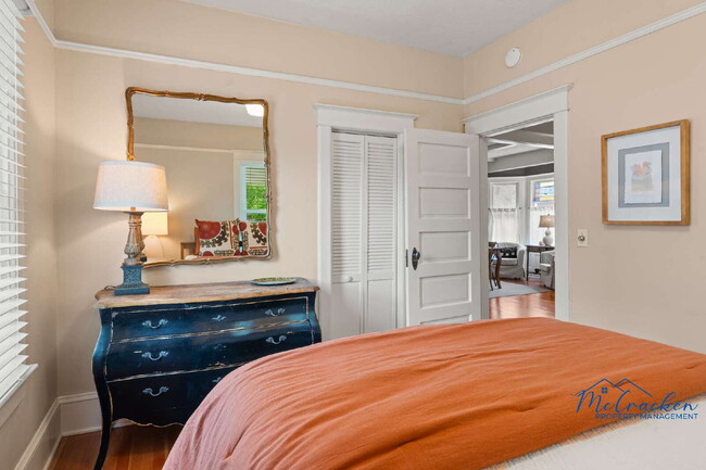Building Photo - Charming 2-Bedroom Cottage with Modern Com...