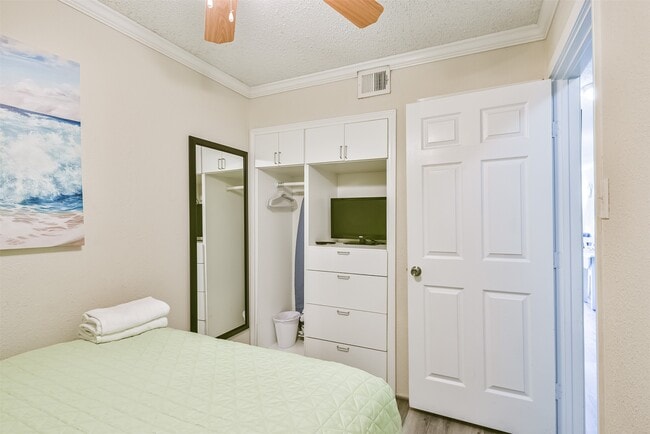 Building Photo - 6102 Seawall Blvd