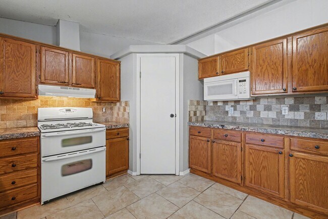 Building Photo - 3-Bed Home with Fireplace, Fenced Yard & Flexible Living Space