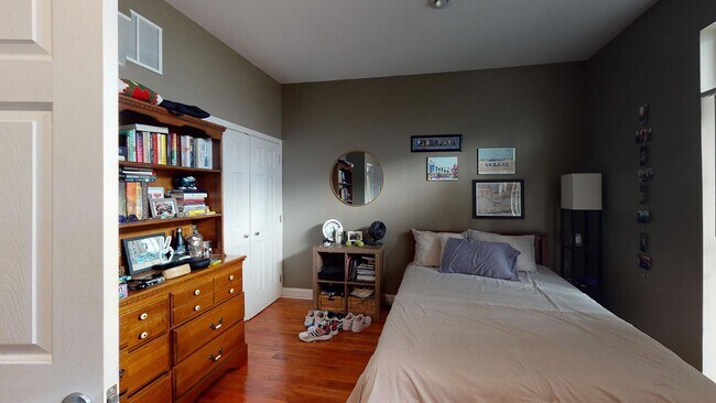 Building Photo - Three Bed Graduate Hospital Apartment