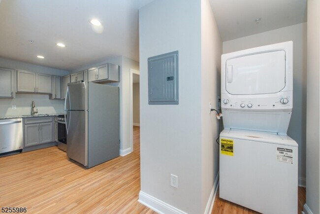 Building Photo - 122 Main St