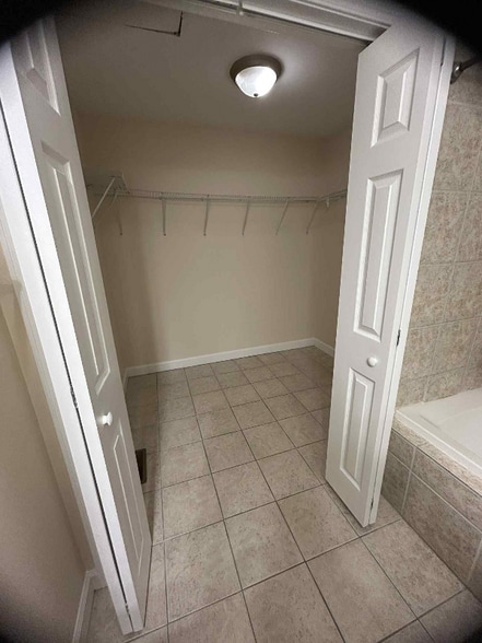 Building Photo - 324 Long St