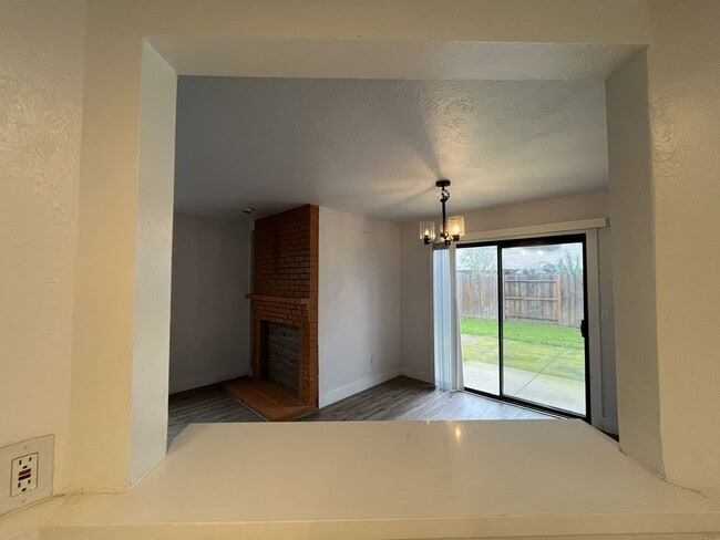 Building Photo - 3 bedroom, 2.5 bathroom home in the heart of Elk Grove