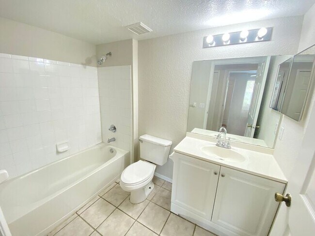 Building Photo - 13917 Fairway Island Dr