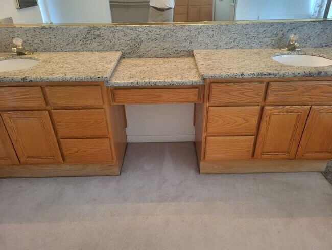 Building Photo - Gorgeous 5bd-3bth Available now!!