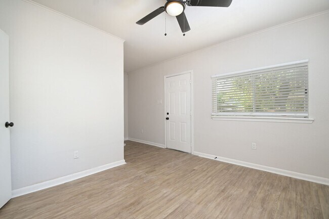 Building Photo - UPDATED WILLOW PARK 3-BEDROOM