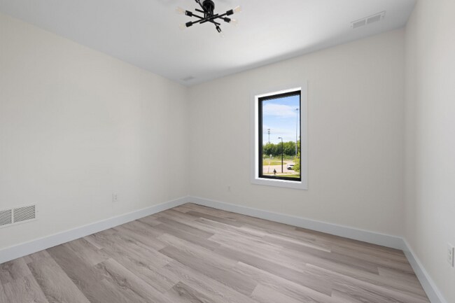 Building Photo - 1295 Holmden Ave