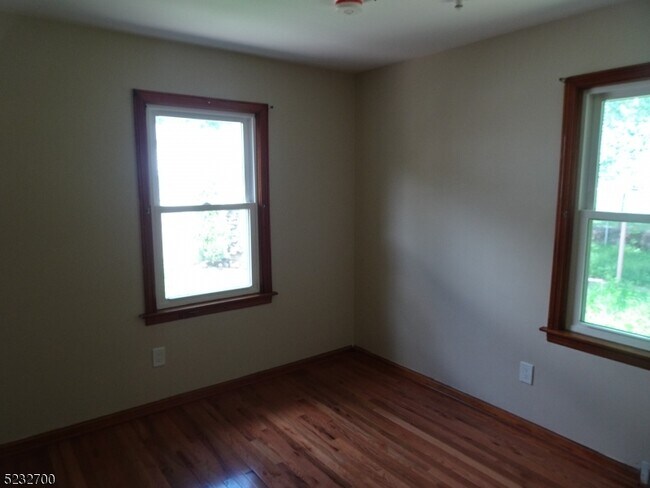 Building Photo - 275 Firth St