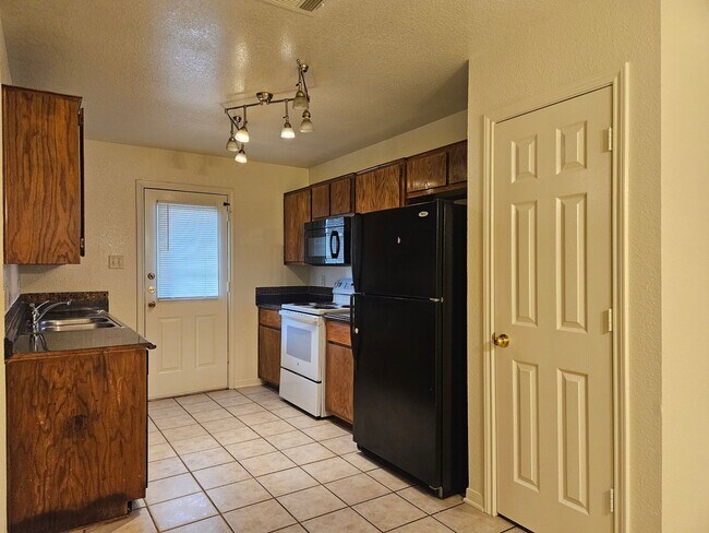 Building Photo - 3015 Cantabrian Dr