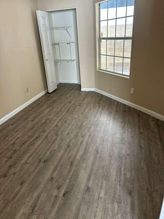 Building Photo - 15822 N 5th Ave