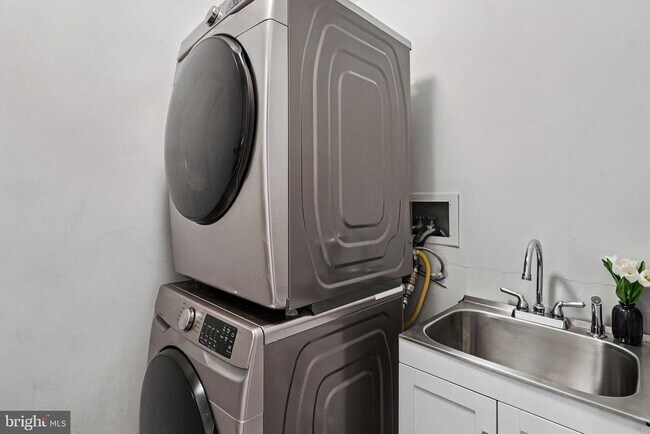 Building Photo - 4620 N Park Ave