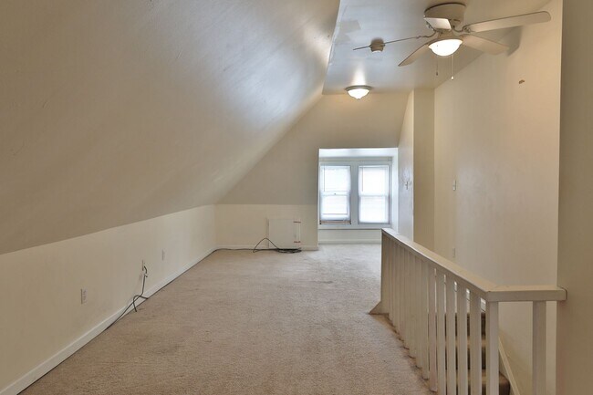 Building Photo - Large 4 Bedroom North Campus Townhouse - 1st house from High Street
