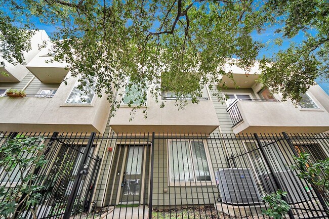 Building Photo - 1403 Delano St