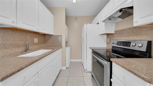 Building Photo - 9964 Twin Lakes Dr