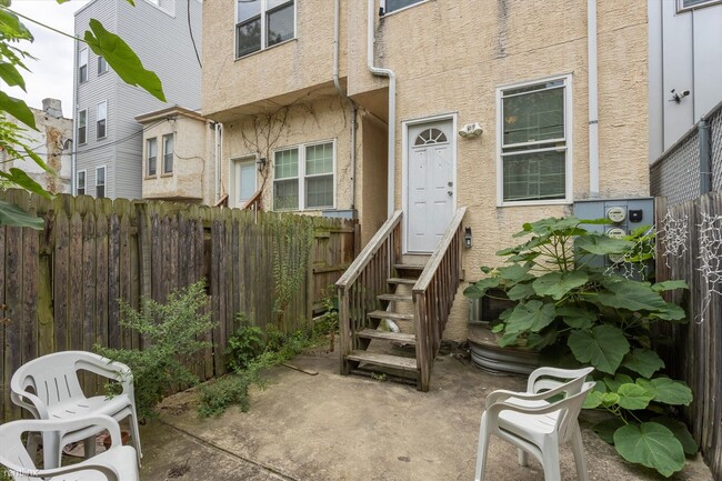 Building Photo - 4 br, 2 bath Duplex - 1823 WILLINGTON ST U...