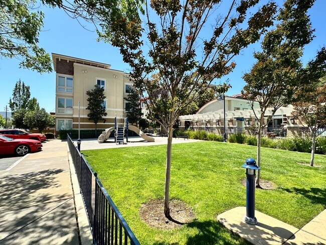 Building Photo - Tralee Village-Tri-Level Townhome, Modern Finished, Community Amenties (580 & Hopyard)