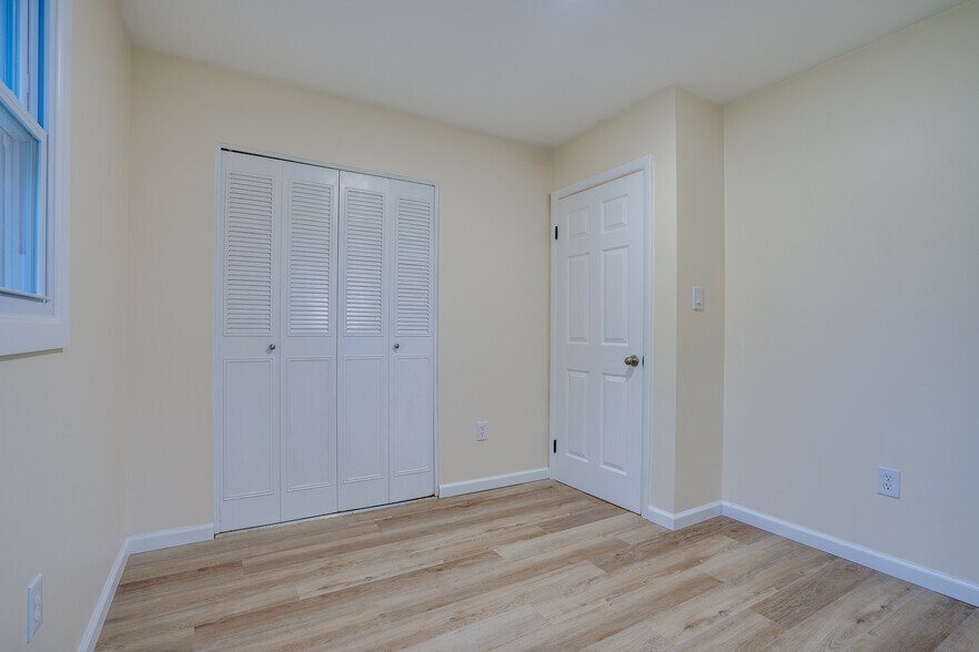 Building Photo - 14220 Fallbrook Ln