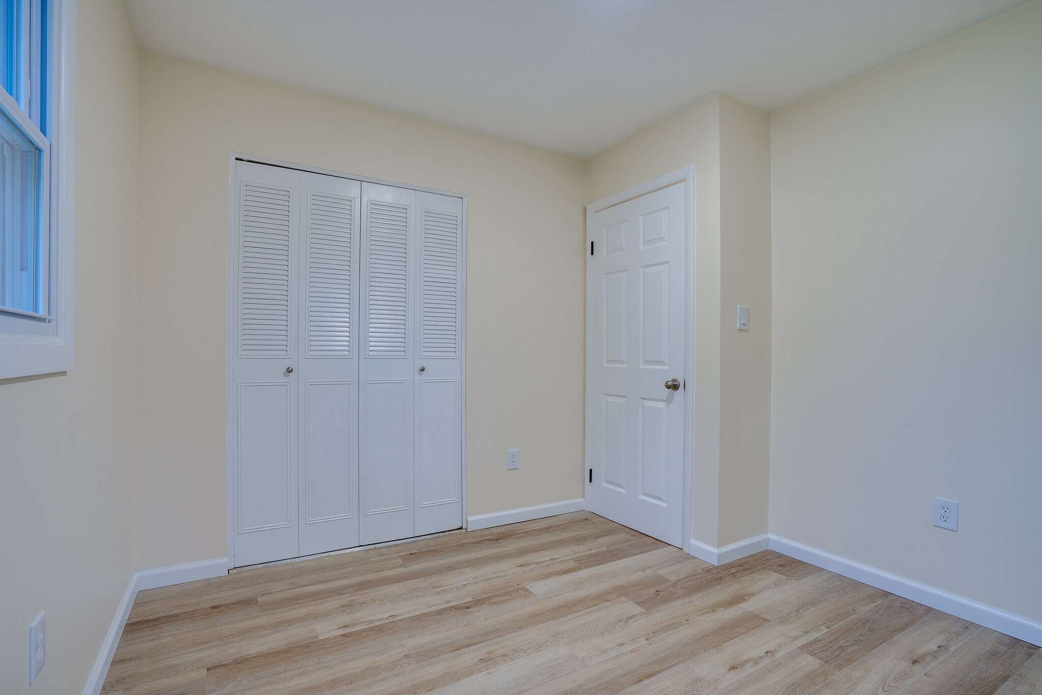 Building Photo - 14220 Fallbrook Ln