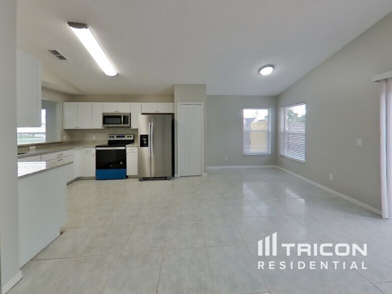 Building Photo - 2355 Island Club Way