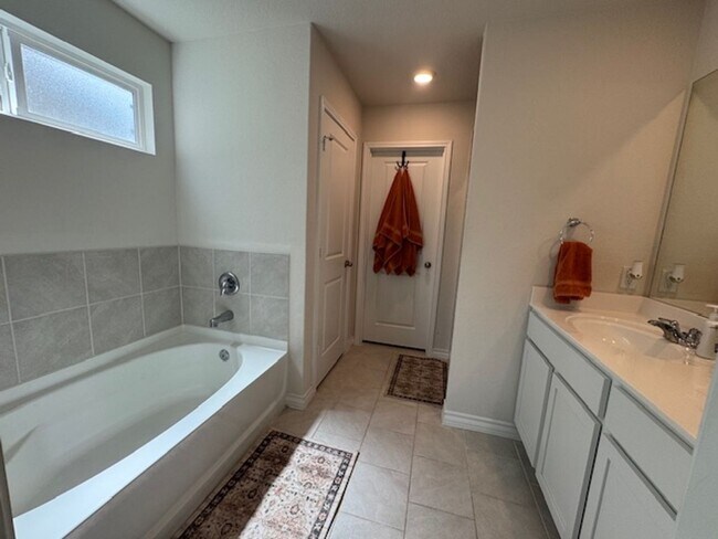Building Photo - Spacious and Stylish, with over 2,500 sq f...