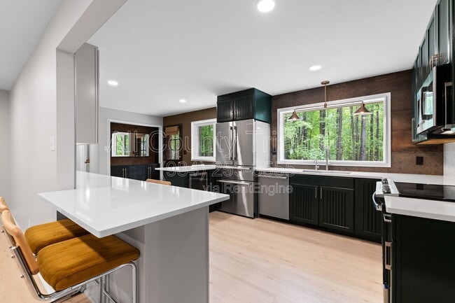 Building Photo - 5105 Pine Dr