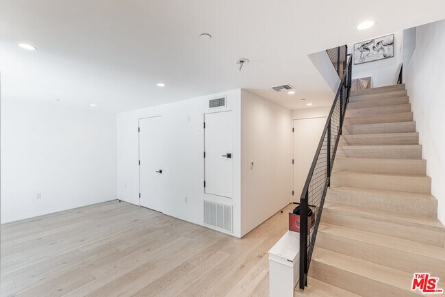 Building Photo - 610 S Van Ness Ave