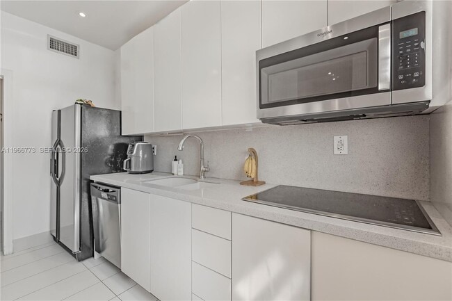 Building Photo - 5001 Collins Ave