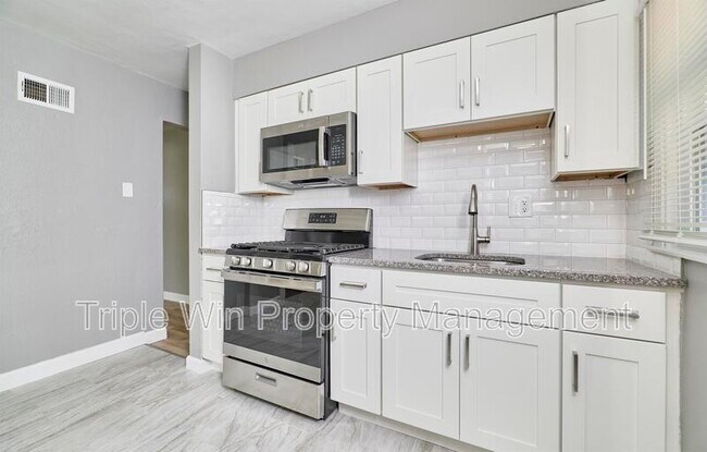 Building Photo - 9823 Meadowview Dr