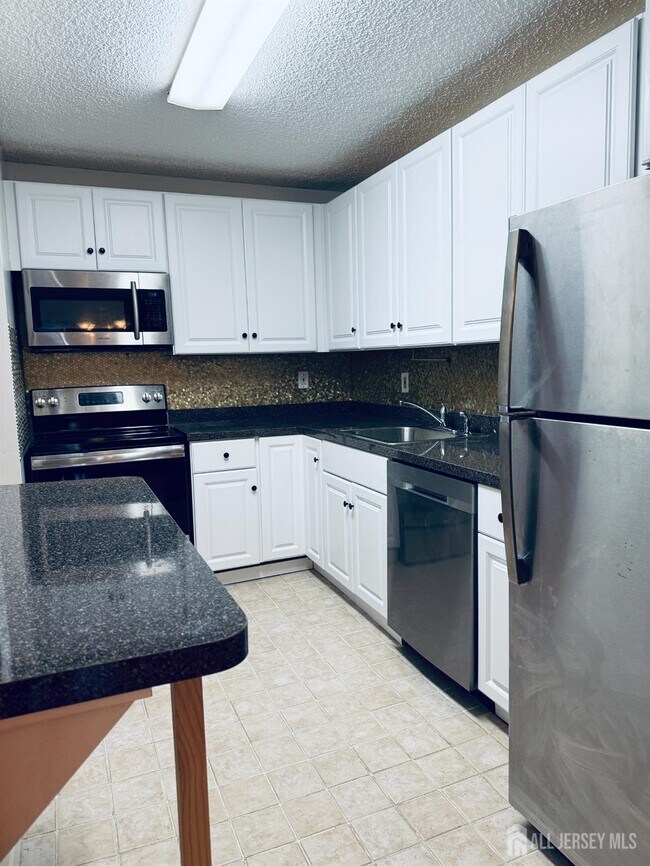 Building Photo - 10 N Wood Ave