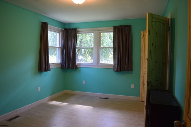 Building Photo - 999 Sunnyside Rd