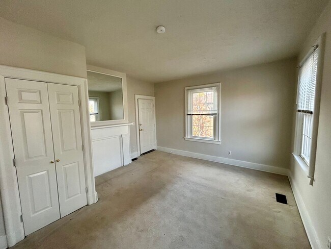 Building Photo - PLEASANT RIDGE - Huge Meticulous 2 bed 2 story home.  Fenced yard.