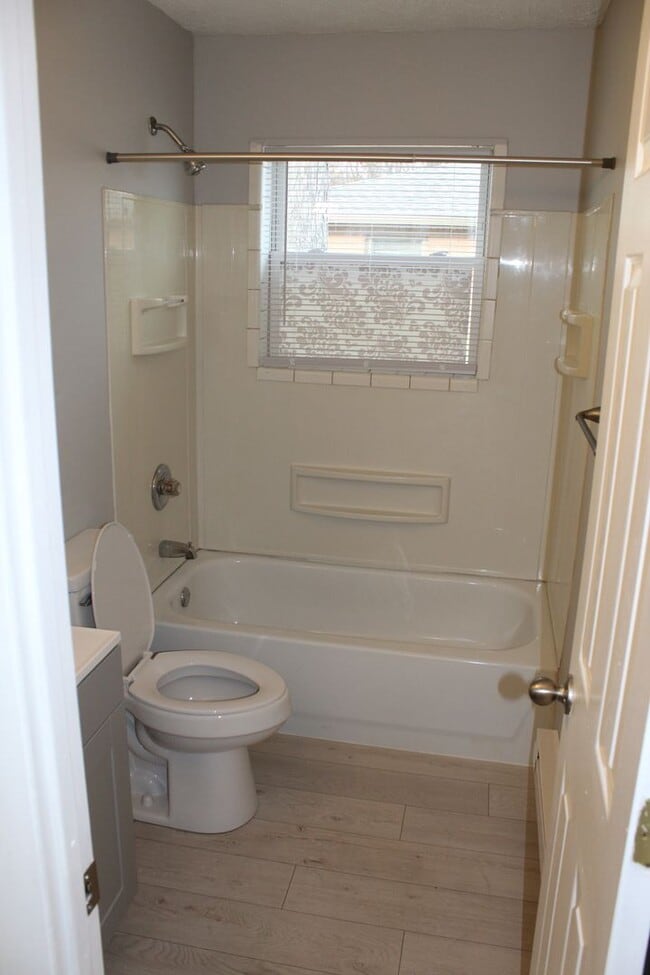 Building Photo - 3 Bedroom Ranch in Plainfield