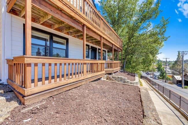 Building Photo - Charming Newly Remodeled 2 Bedroom Home in...