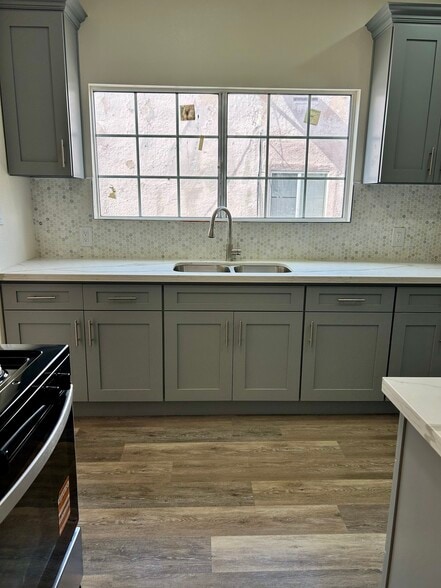 Building Photo - 4043 1/2 W 21st St