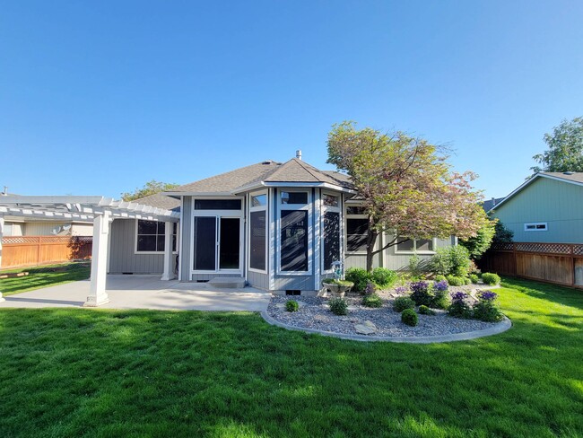 Building Photo - 333 Molokai St