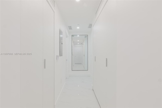 Building Photo - 700 NE 24th St