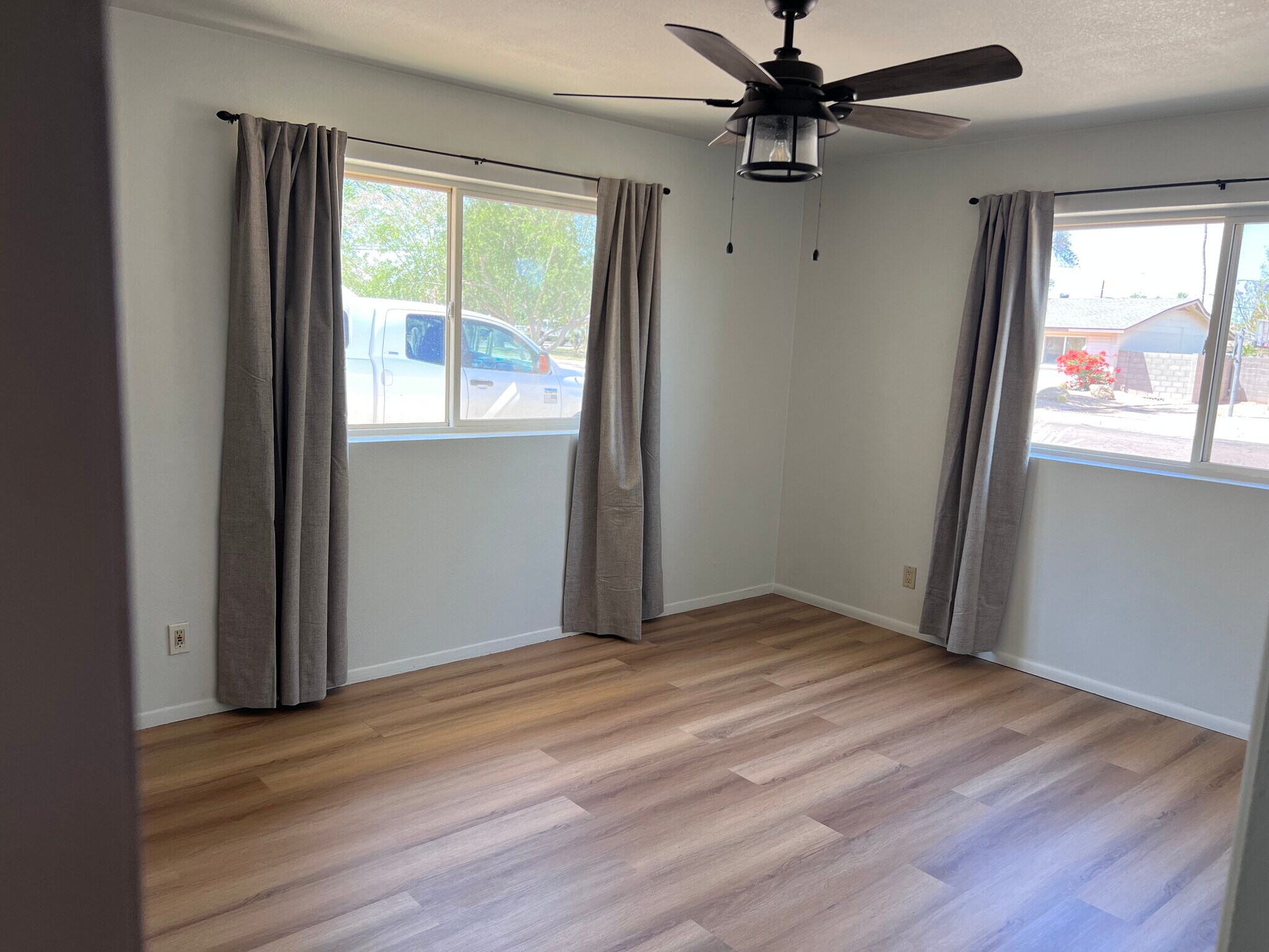 Building Photo - 3015 E Desert Cove Ave