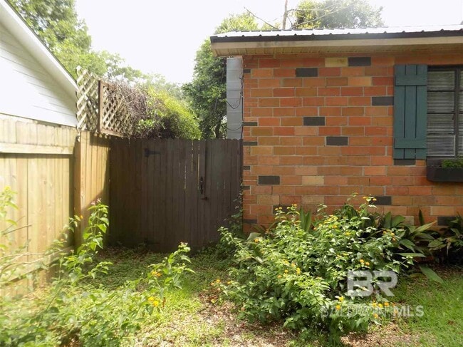 Building Photo - 228 Seminole Ave