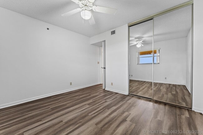 Building Photo - 700 Uno Lago Dr