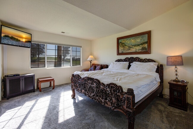 Building Photo - 709 Vista Lago Cir N