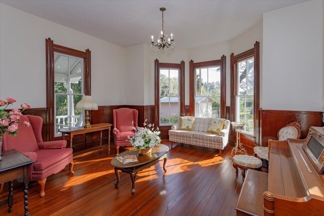 Building Photo - Mid term historic furnished rental