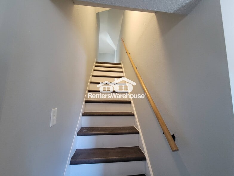 Building Photo - 206 Main St W