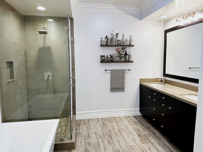 Building Photo - 850 N Croft Ave