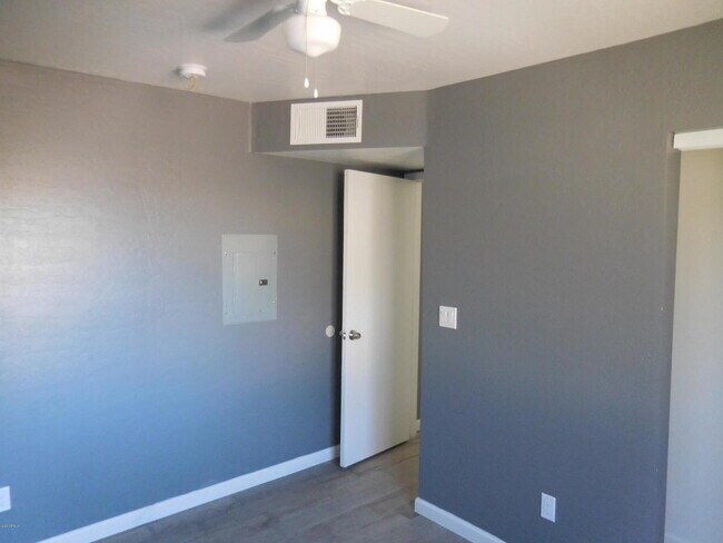 Room - 1146 W Apache St