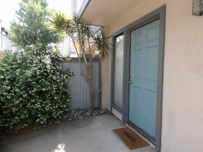 Building Photo - Spacious 2-Bed, 2-Bath Home with Resort-St...