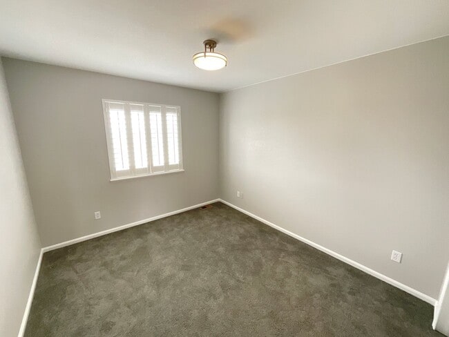 Building Photo - 3 Bedroom Home Available Near N Gate Blvd ...