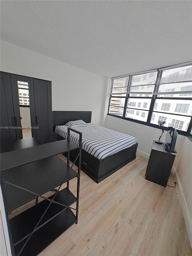 Building Photo - 905 Brickell Bay Dr