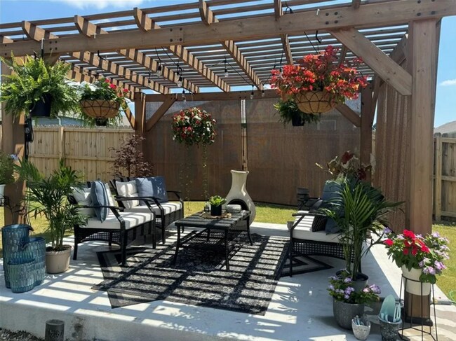 Building Photo - Stylish 3 Bed / 2 Bath with Open Layout & Backyard Retreat